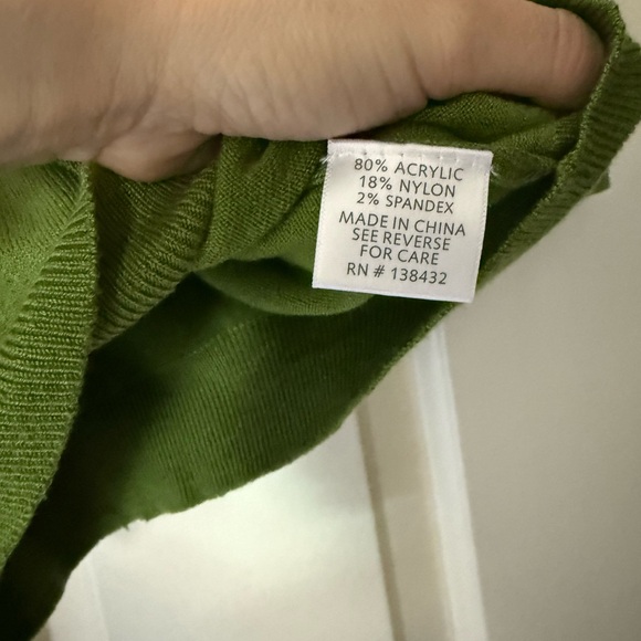 ModCloth Women Three quarter length Kelly Green Sweater - flattering material. - Picture 4 of 4